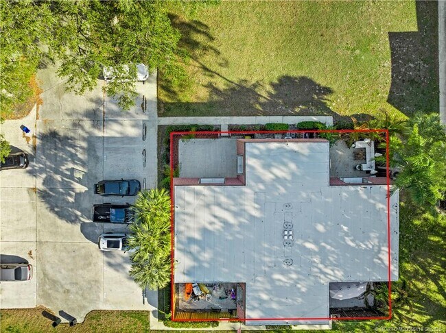 Building Photo - 2930 SW Sunset Trace Cir