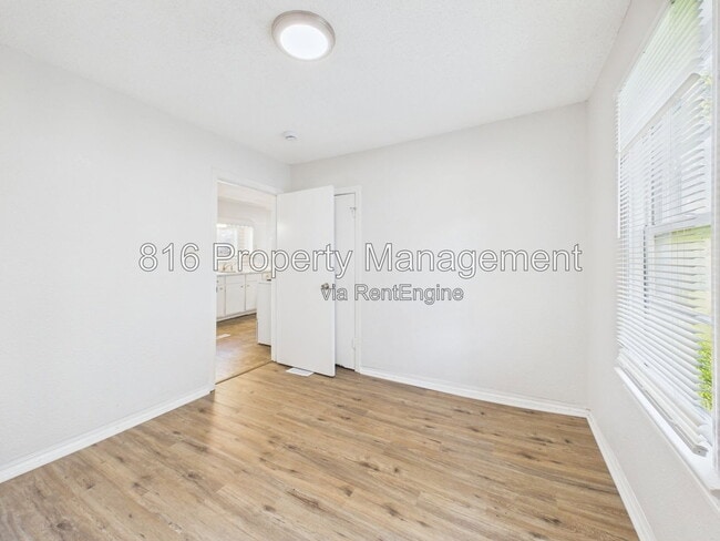 Building Photo - 1309 E 84th Terrace