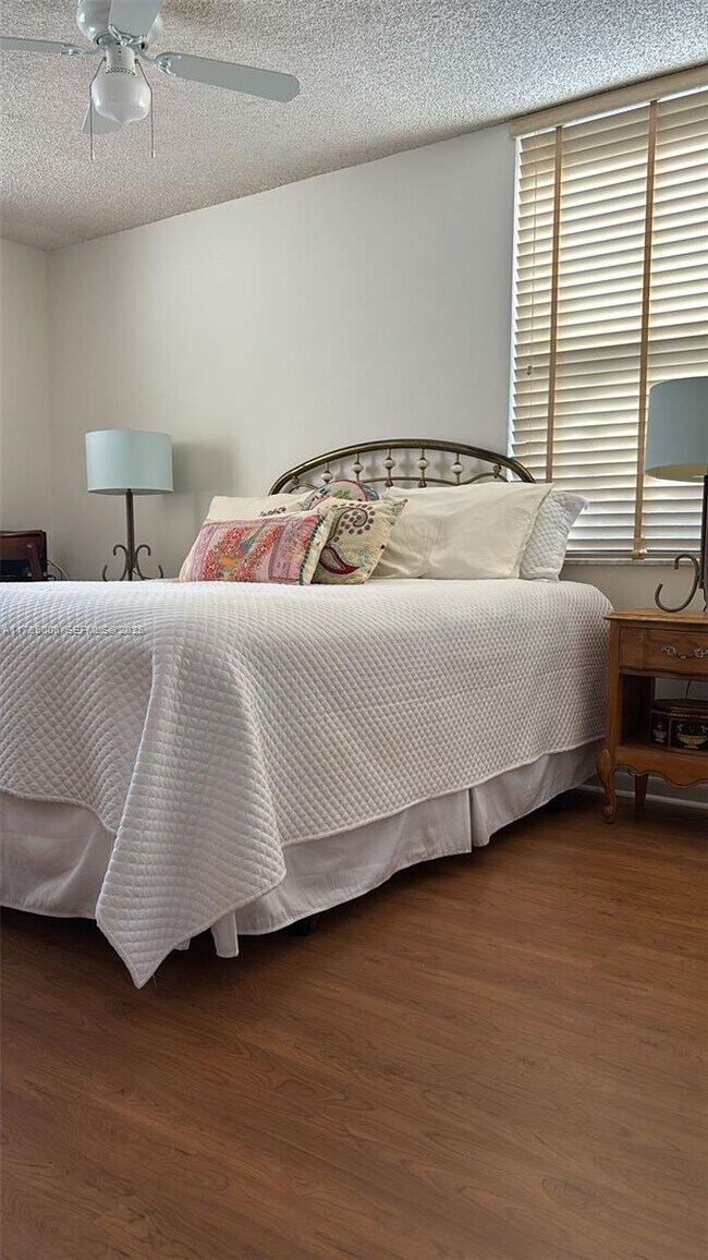 Building Photo - 14211 N Kendall Dr