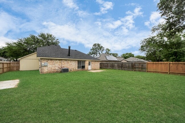 Building Photo - 2614 Village Cir Dr