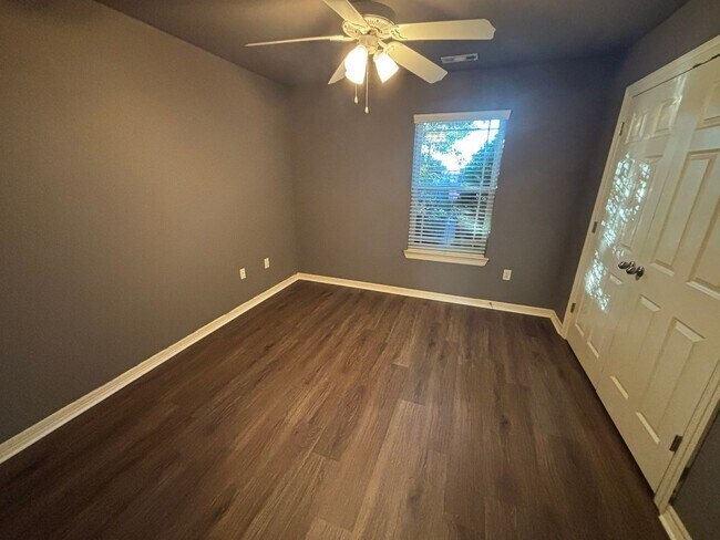 Building Photo - Fall Into Your New Home! 3 Bed, 2 Bath in Springdale Available November