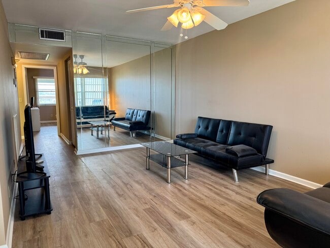 Building Photo - 4019 Lincoln A
