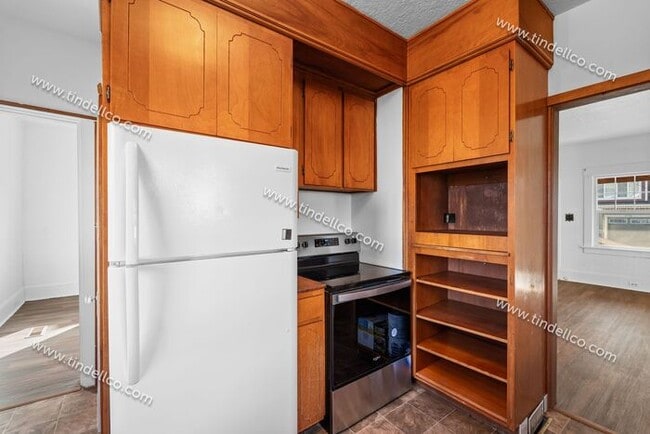 Building Photo - 4-bedroom 2-bathroom home located blocks from University of Portland- Pet Friendly!