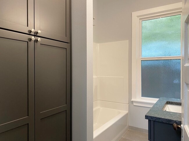 Building Photo - Cute Remodeled 2/1