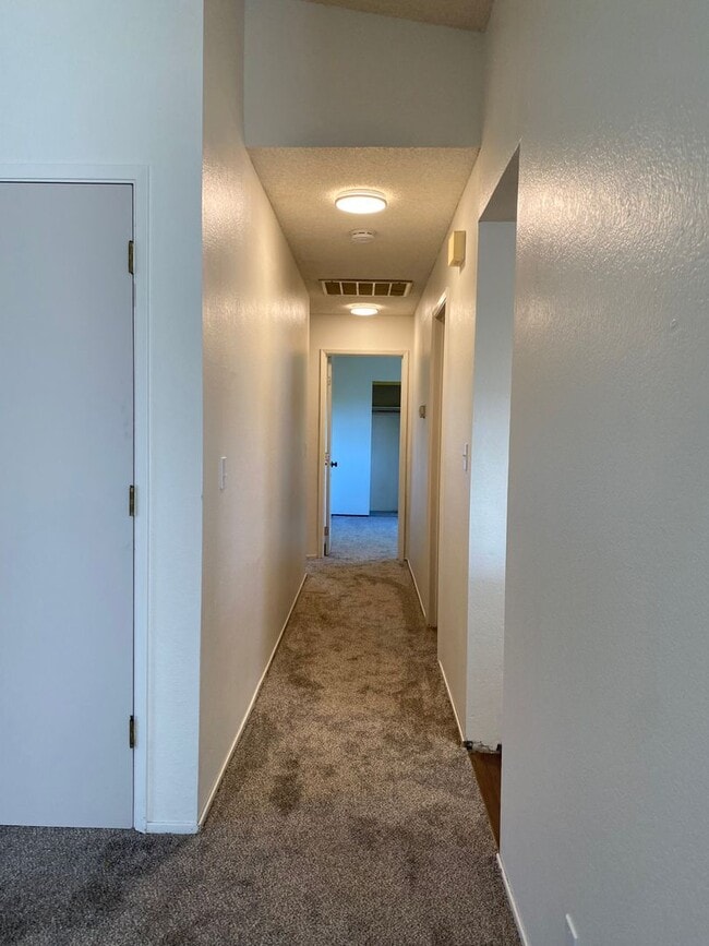 Building Photo - Upcoming vacancy!  Well maintained home on...