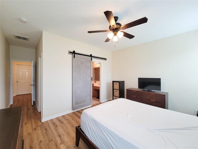 Building Photo - 1610 Pointe Leone