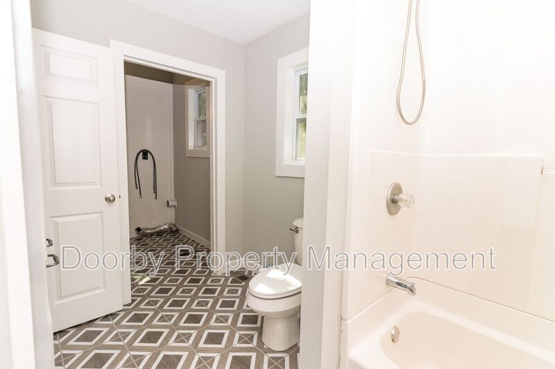 Building Photo - 3498 Crompton St