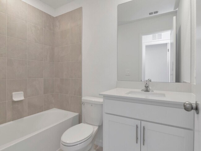 Building Photo - Modern New Construction Townhome in Desirable Lakewood Ranch – Up to 1 Month Free