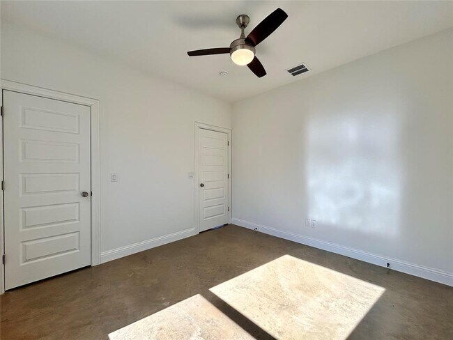 Building Photo - 2406 Newton Dr