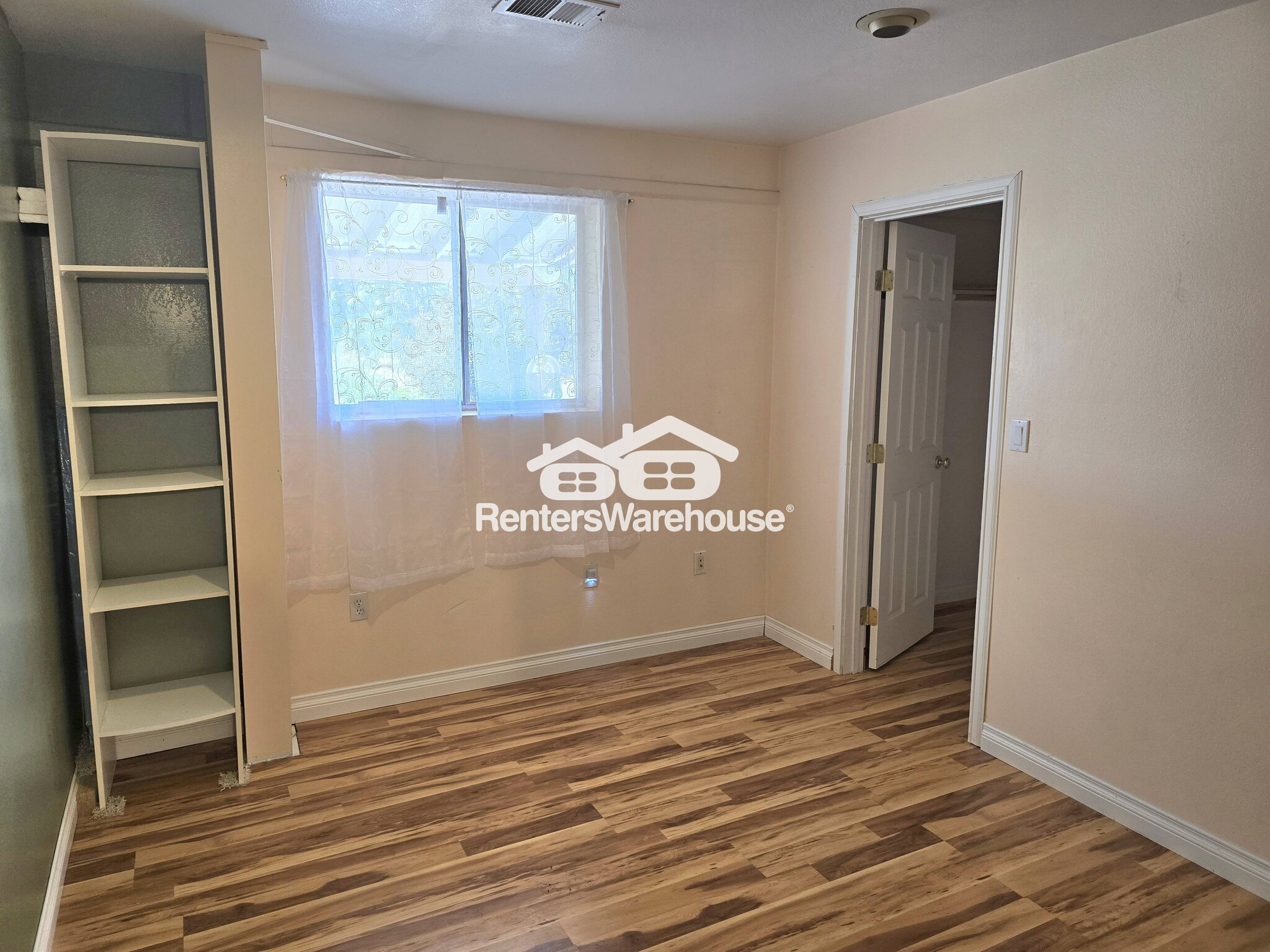 Building Photo - 999 Castlewood Dr
