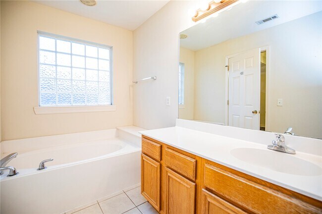 Building Photo - 908 SW Cheyenne Dr