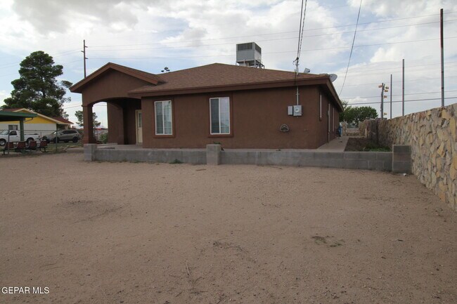 Building Photo - 456 Passmore Rd