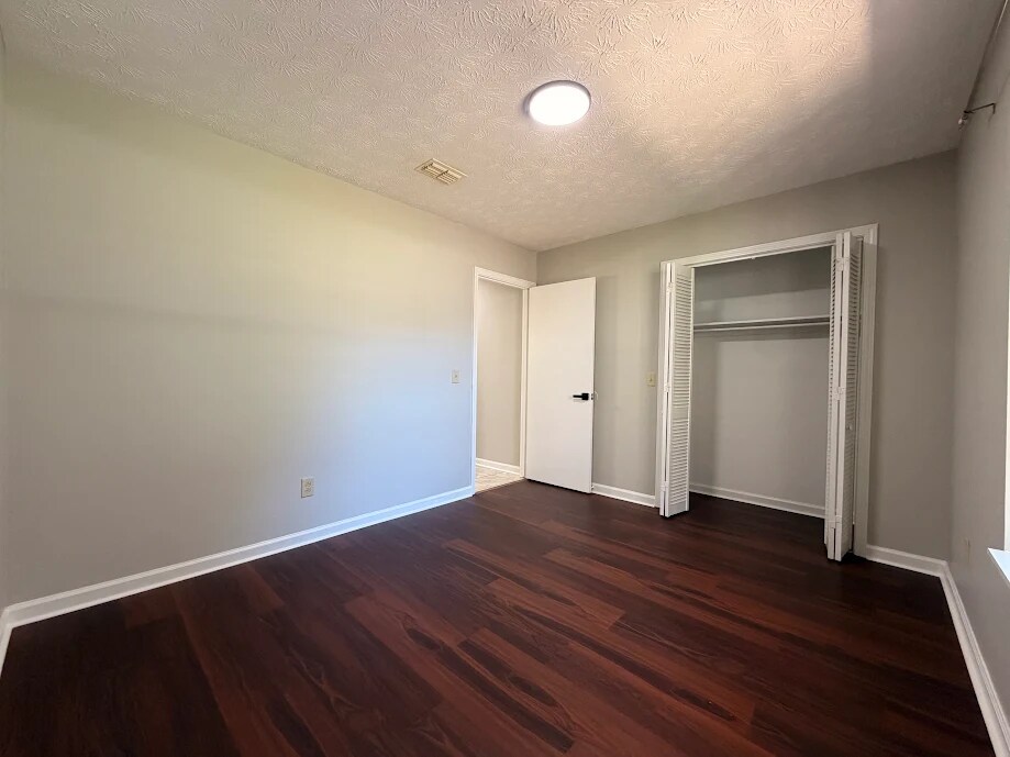 Building Photo - 120 Cumberland Ct