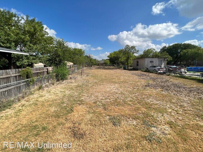 Building Photo - 3 br, 1 bath House - 915 Sams Dr