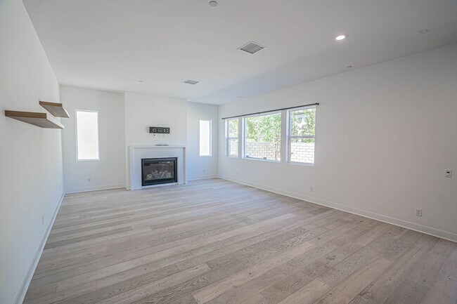 Building Photo - Beautiful 4-Bedroom Home with Solar and Private Patio in Plum Estates!