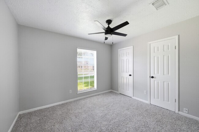 Building Photo - 1805 Whitebriar Dr
