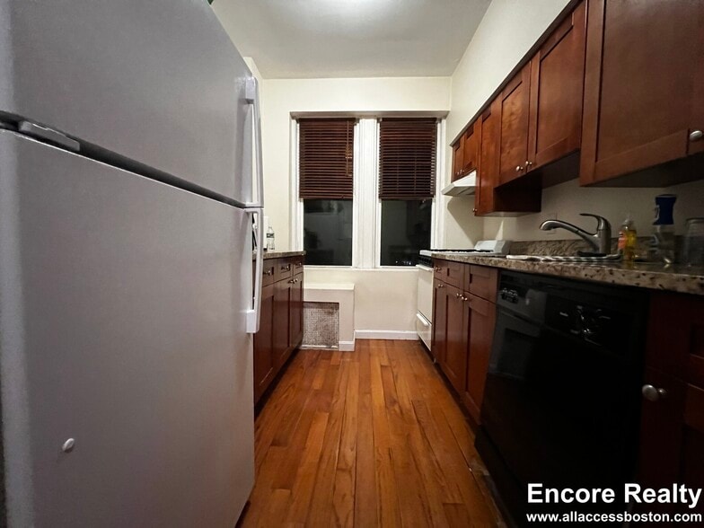 Building Photo - 2003 Commonwealth Ave