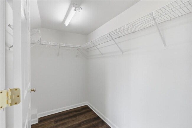 Building Photo - "Luxurious 2-Bed Condo with, loft, Granite Elegance & Hardwood Charm in Reston, VA!"