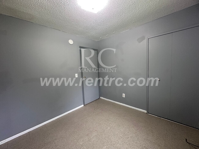Building Photo - 1007 Shasta-