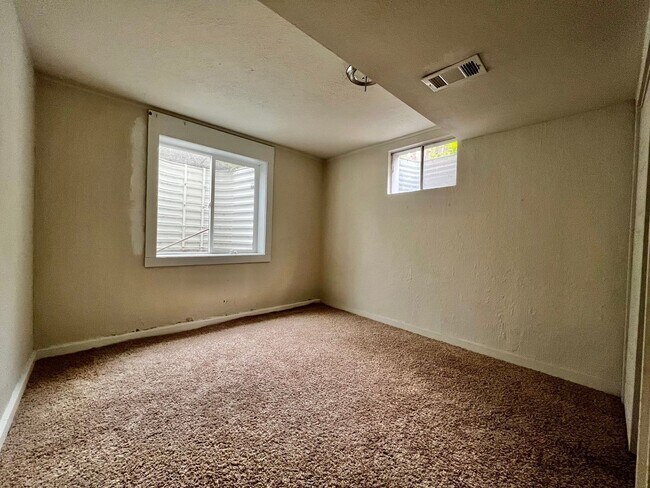 Building Photo - Beautifully Remodeled 5 Bed 2 Bath House i...