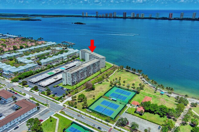 Building Photo - 801 Lake Shore Dr