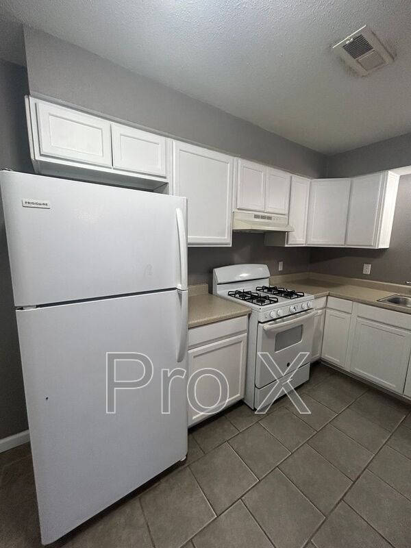 Building Photo - 405 Park St