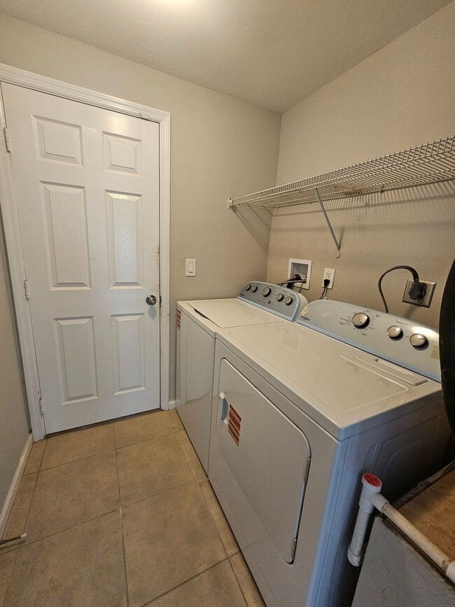 Building Photo - Pet Friendly Updated GREAT home in the area of Trafalgar and Skyline close to boat ramp and park!