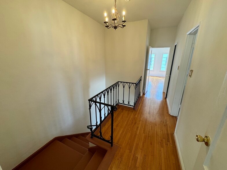 Building Photo - 422 S Detroit St