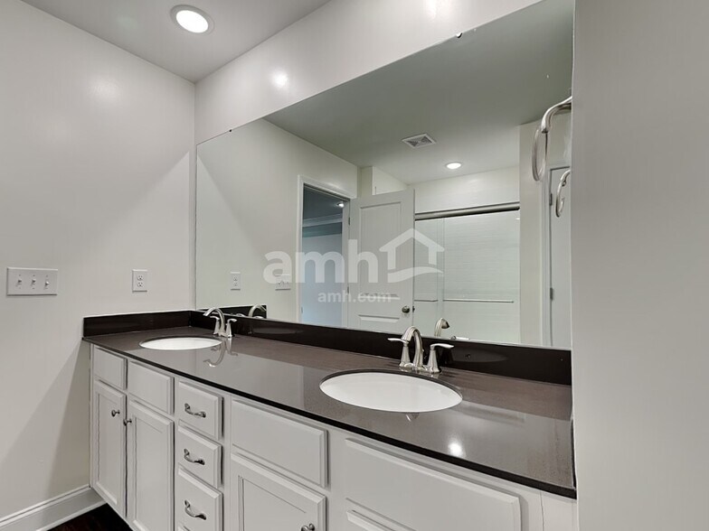 Building Photo - 15721 Thomas Rd