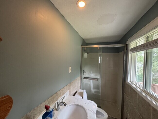 Building Photo - Spacious 4-Bed, 3-Bath Gem on Regent Ave - Your Dream Home Awaits in Brooklyn Park