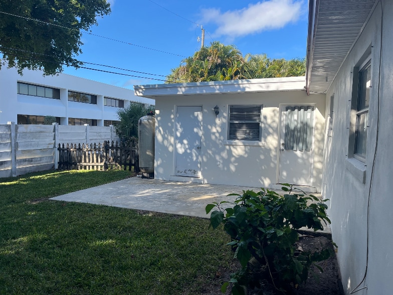 Building Photo - 8853 Dania Dr