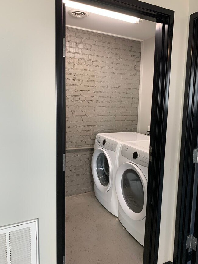 Building Photo - Ford Building