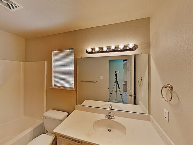 Building Photo - *No Application Fee* *$500 off first month...