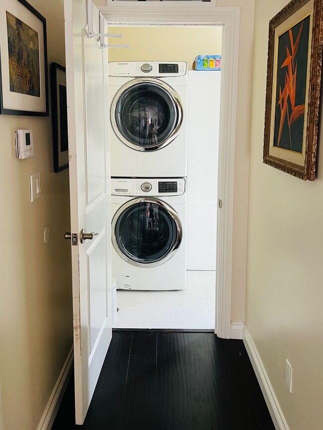 Building Photo - Charming Spanish 3 Bedroom Available!