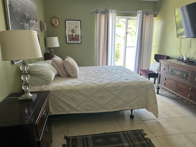 Building Photo - 1655 S Highland Ave