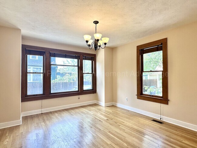 Building Photo - Craftsman Style, Modern Amenities Steps from Main St.