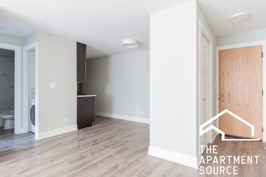 Building Photo - 454 W Barry Ave