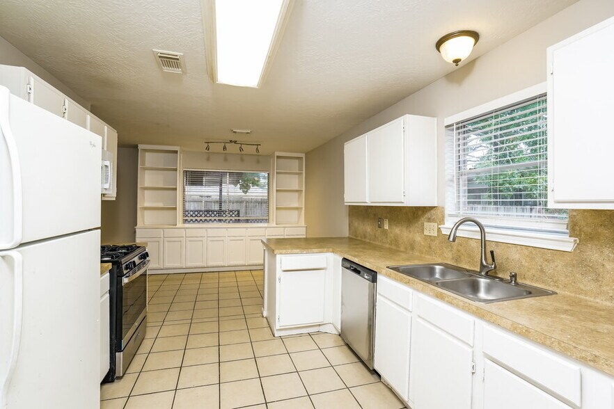 Building Photo - 29127 Waltham St