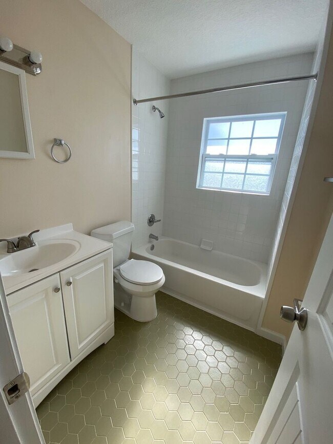 Building Photo - Economical 2Bed/1Ba Duplex Unit w/Bonus Ro...