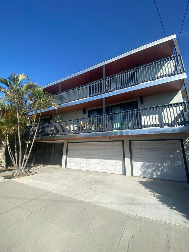 Building Photo - f2215