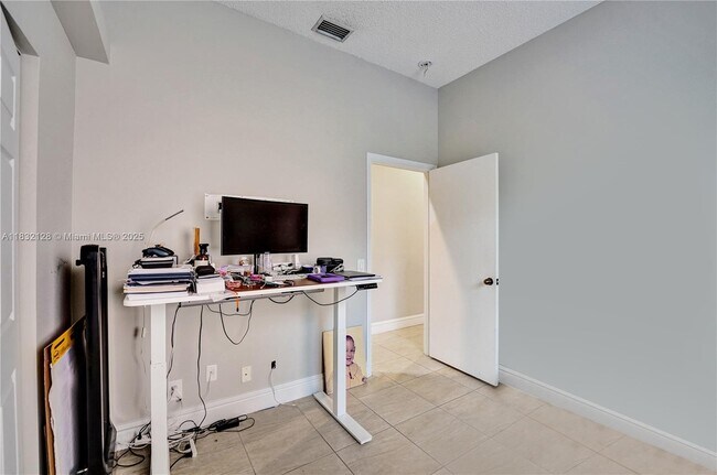 Building Photo - 930 Bluewood Terrace