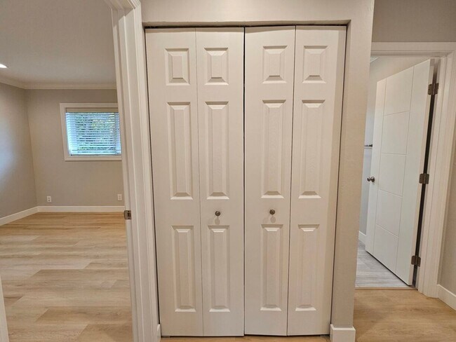 Building Photo - Updated Top Floor 2 Bedroom/1 Bathroom Apa...