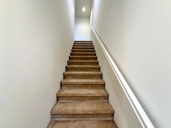 Building Photo - Charming 3bed 2.5 bath Simi Valley Home