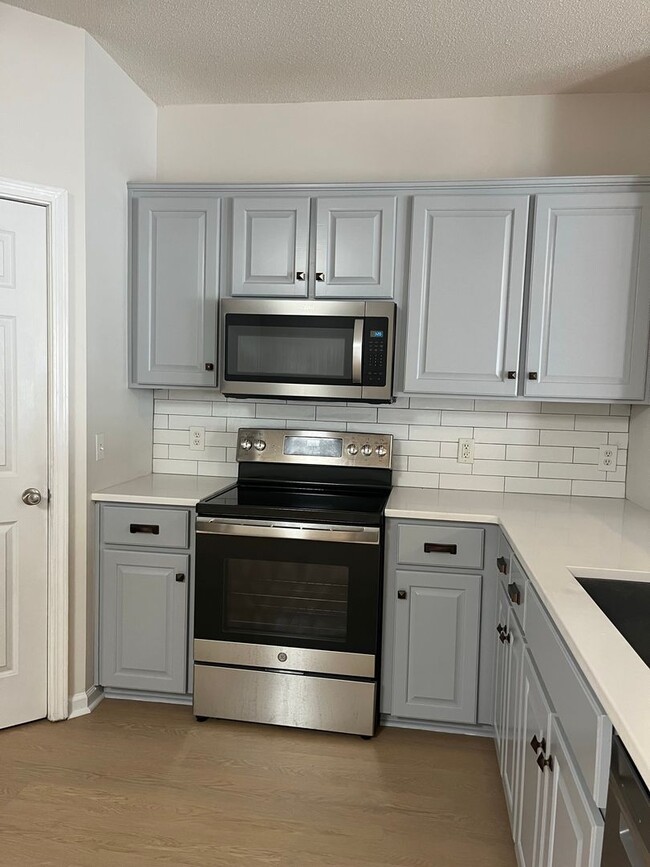 Building Photo - Available now! Spacious 3-bedroom, 2.5 bath townhome in Georgetown