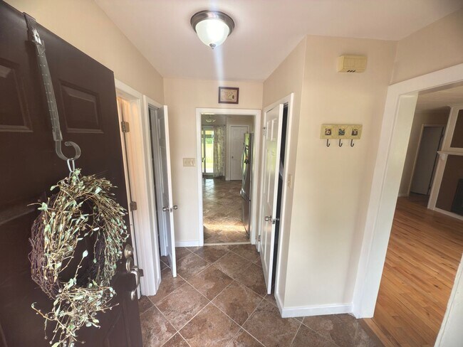 Building Photo - Charming 3-Bedroom Home + Bonus Room in Prime Niskayuna Location!