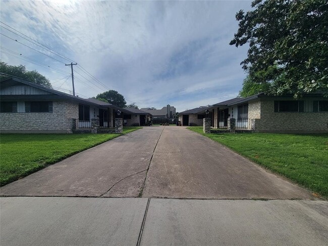 Building Photo - 5804 Nassau Dr