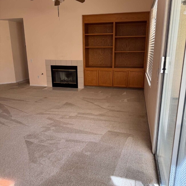 Building Photo - Great location near park and shopping