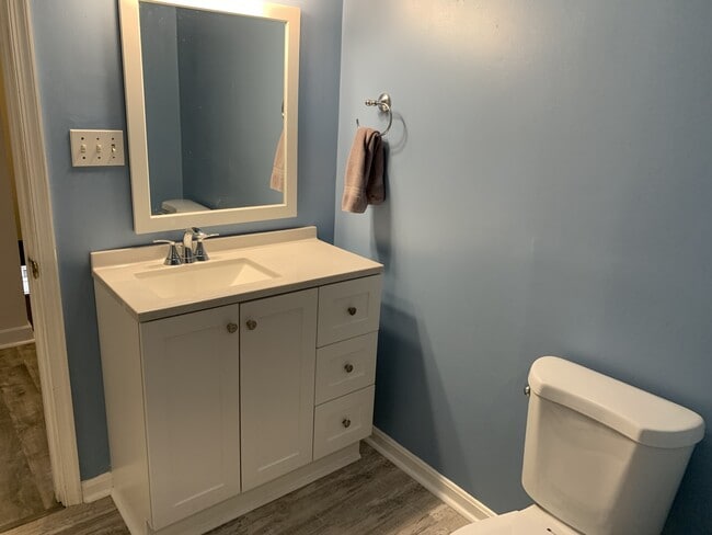 Building Photo - 8398 Oakwood Rd