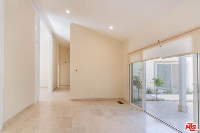 Building Photo - 480 N Robinwood Dr