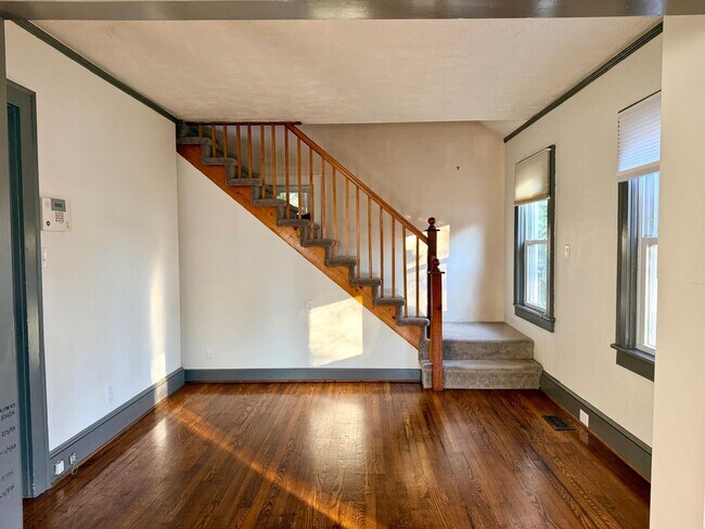 Building Photo - Charming Cape Cod Single Family with inground pool in Norfolk